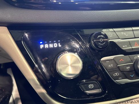 Used 2024 Chrysler Pacifica Touring-L FWD image 20