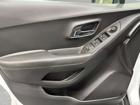 Used 2017 Chevrolet Trax LT AWD/4WD image 9