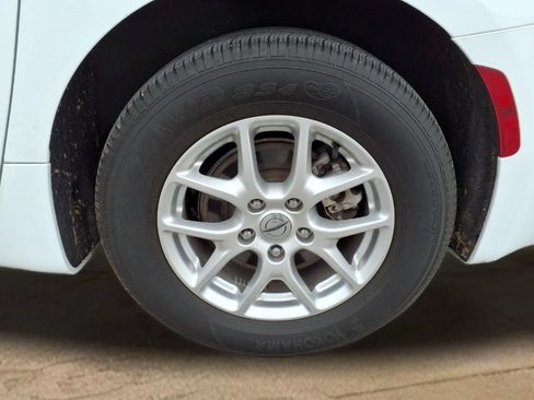 Used 2024 Chrysler Pacifica Touring-L FWD image 27