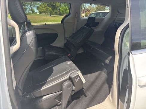 Used 2023 Chrysler Pacifica Touring-L FWD image 9