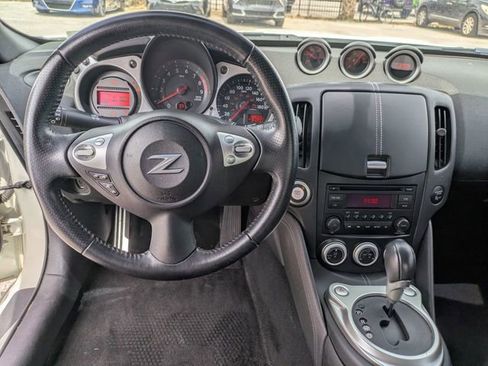 Used 2015 Nissan 370Z Coupe RWD image 29