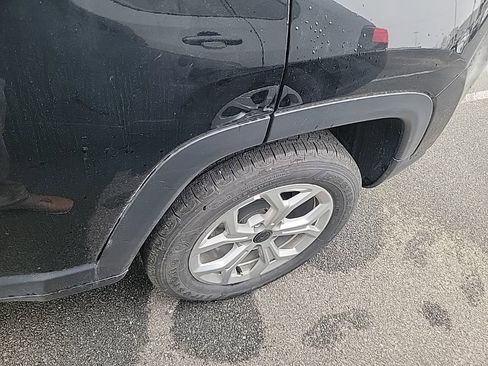 Used 2025 Jeep Compass Latitude w/ Sun & Sound Group image 3