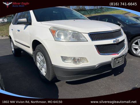 Used 2011 Chevrolet Traverse LS image 2