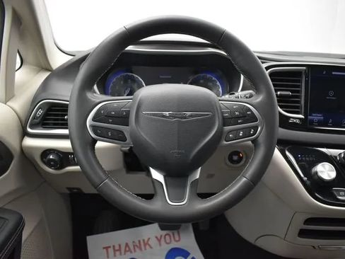 Used 2024 Chrysler Pacifica Touring-L FWD image 20