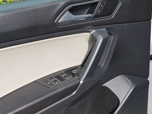 Used 2020 Volkswagen Tiguan SE w/ Panoramic Sunroof Package FWD image 16