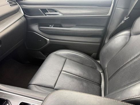 Used 2024 Jeep Wagoneer L Series II w/ Flexible Seating Group AWD/4WD image 22