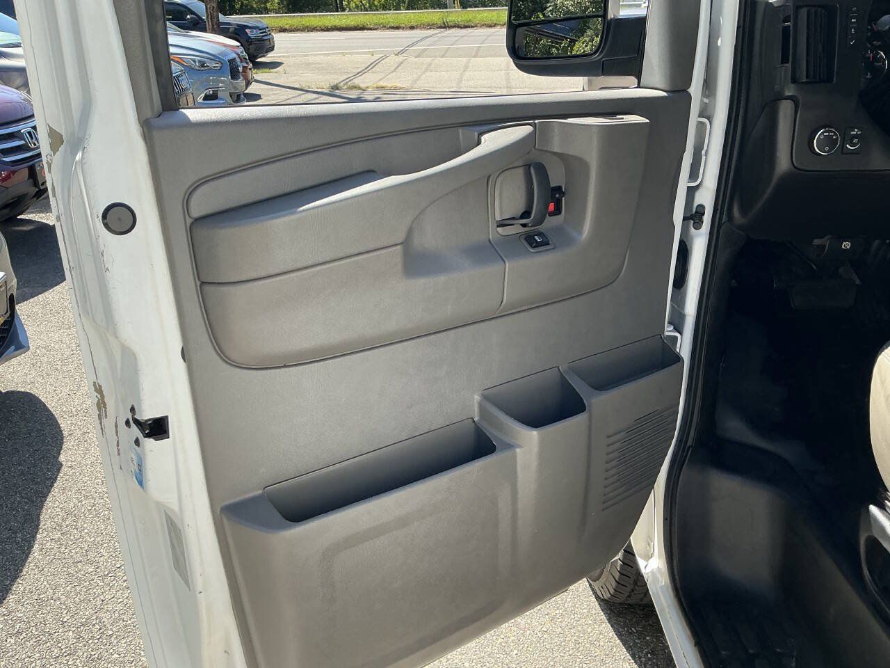Used 2014 Chevrolet Express 2500 RWD image 12