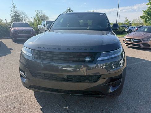 Used 2025 Land Rover Range Rover Sport SE image 2
