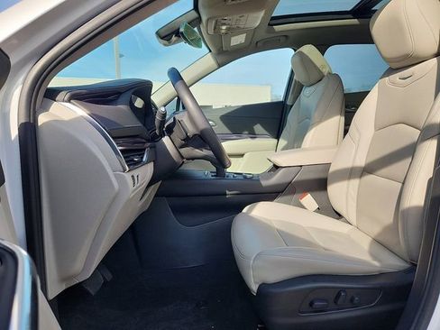 Certified 2023 Cadillac XT4 Luxury w/ Cold Weather Package image 18