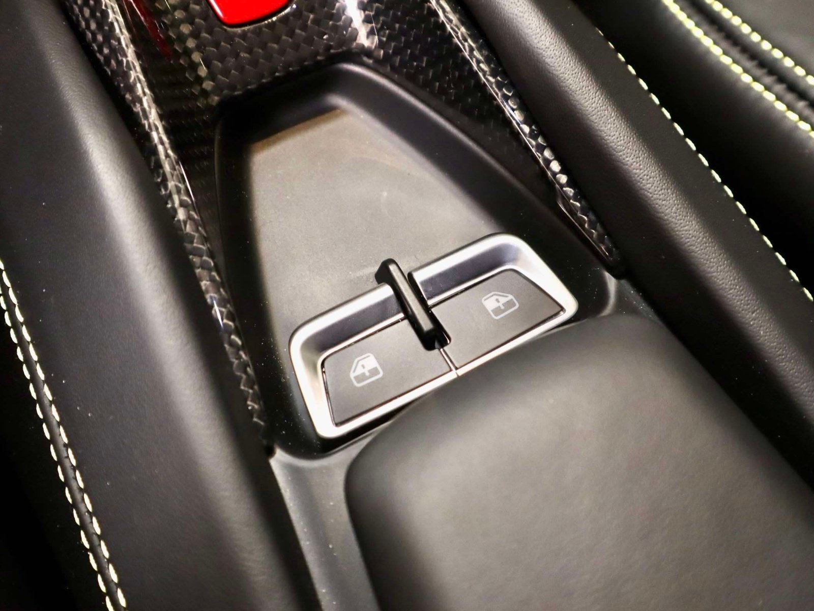 Certified 2022 Ferrari F8 Tributo RWD image 32