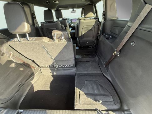 Used 2023 Chrysler Pacifica Touring-L w/ S Appearance Package image 13