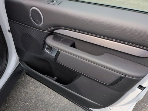 Used 2025 Land Rover Discovery Dynamic SE image 30