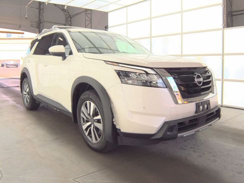 Used 2024 Nissan Pathfinder SL AWD/4WD image 3