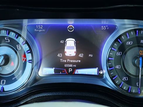 Used 2018 Chrysler 300 S image 42