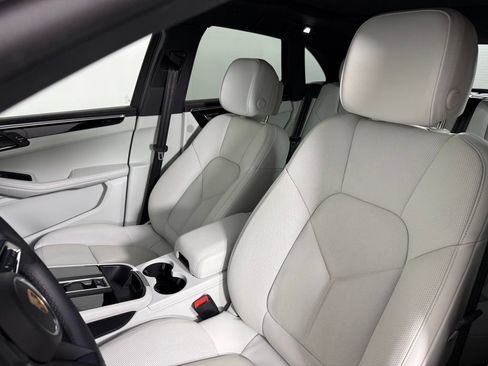 Certified 2025 Porsche Macan w/ Premium Package Plus AWD/4WD image 5