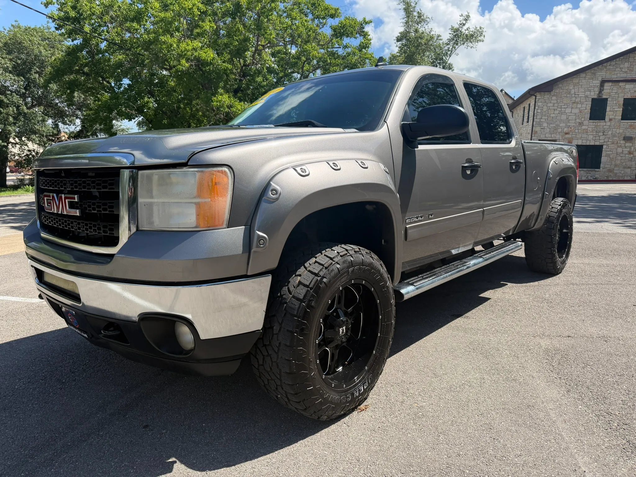 Used 2014 GMC Sierra 2500 SLE w/ SLE Preferred Package AWD/4WD image 1