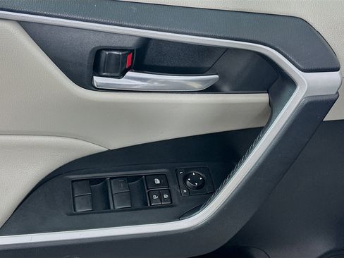 Used 2021 Toyota RAV4 XLE image 15