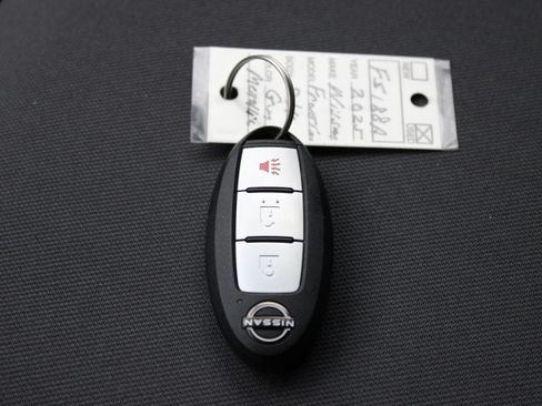 Certified 2025 Nissan Frontier S image 31