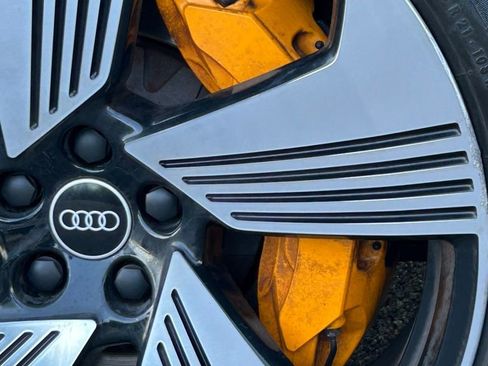 Used 2022 Audi e-tron Premium Plus w/ Premium Plus Package image 52