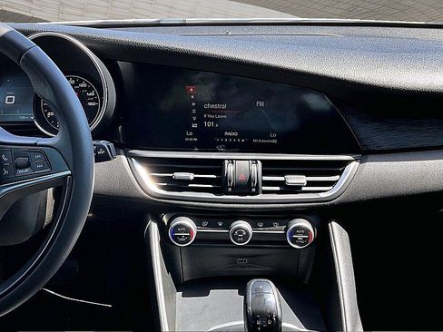 Used 2019 Alfa Romeo Giulia image 6