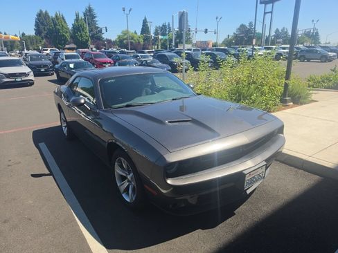 Used 2017 Dodge Challenger SXT RWD image 1