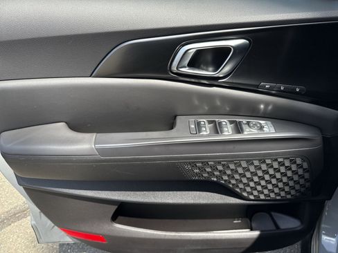 Used 2025 Kia Carnival SX w/ SX Dark Edition Package FWD image 15