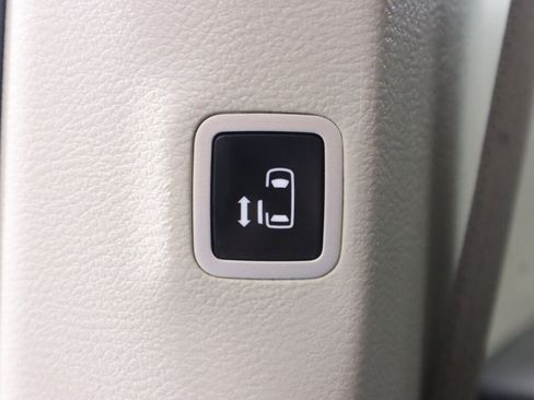 Used 2022 Chrysler Pacifica Touring-L w/ Uconnect Theater Family Group FWD image 34