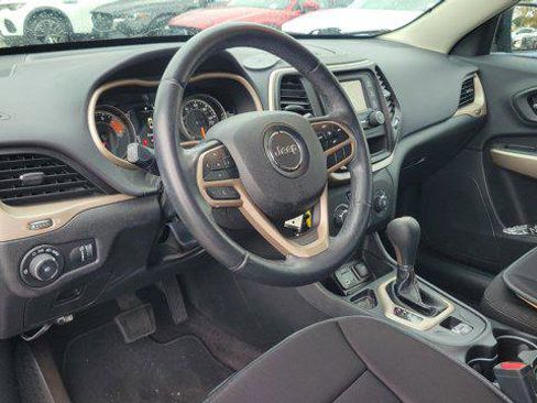 Used 2018 Jeep Cherokee Latitude w/ Altitude Package image 16