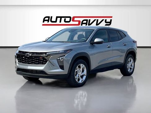 Used 2025 Chevrolet Trax LS w/ LS Convenience Package FWD image 3