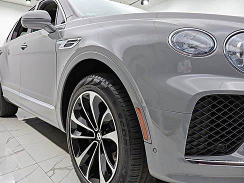 Used 2024 Bentley Bentayga Extended Wheelbase AWD/4WD image 24