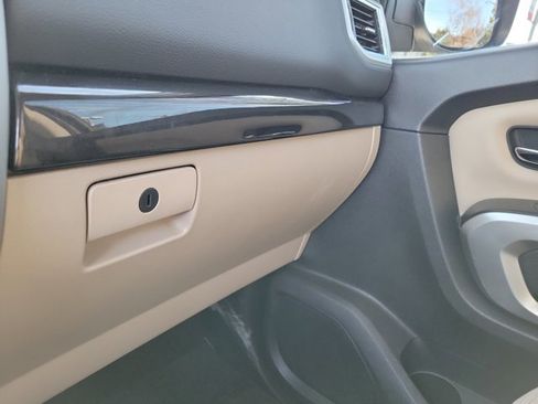 Used 2017 Nissan Titan SV image 29