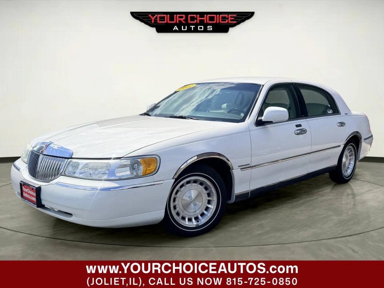 Used 2001 Lincoln Town Car Executive RWD image 1