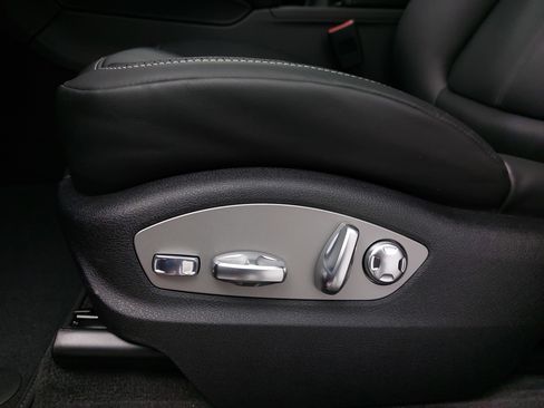 New 2026 Porsche Macan Turbo image 31