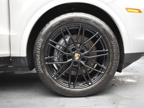 Used 2024 Porsche Cayenne Coupe image 5