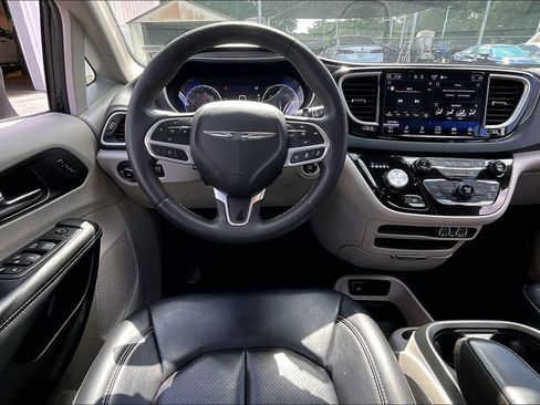 Used 2023 Chrysler Pacifica Touring-L FWD image 8