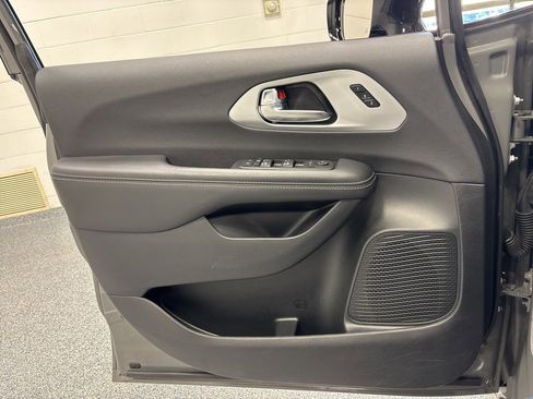 Used 2025 Chrysler Pacifica Limited image 31