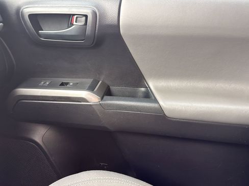 Used 2020 Toyota Tacoma SR5 w/ SR5 Appearance Package (SM) RWD image 27