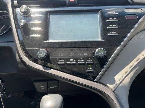 Used 2018 Toyota Camry SE w/ Moonroof Package FWD image 20