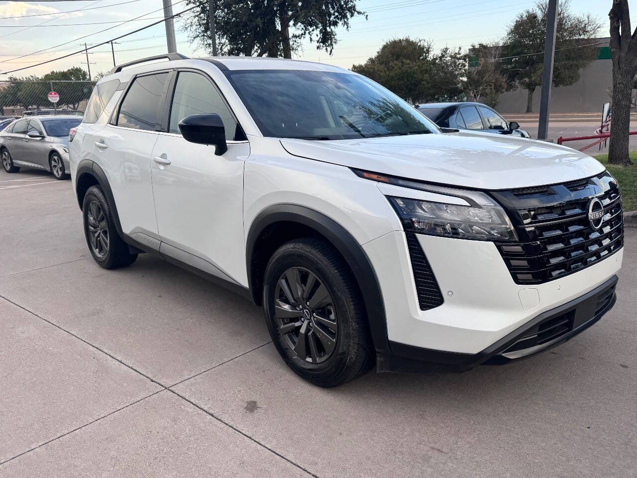Used 2026 Nissan Pathfinder SV FWD image 8