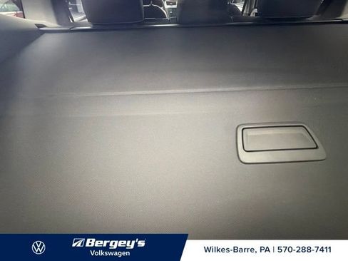 Used 2024 Volkswagen Tiguan SE w/ Panoramic Sunroof Package AWD/4WD image 15