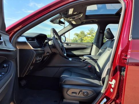 New 2025 Jeep Grand Cherokee Overland image 18