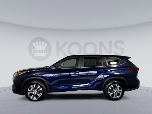 Used 2025 Toyota Highlander XLE FWD image 2