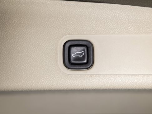 Used 2014 Cadillac Escalade Platinum image 40