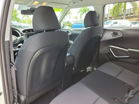 Used 2025 Kia Soul LX w/ LX Technology Package FWD image 11