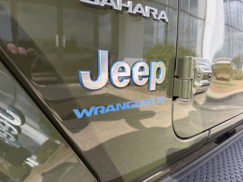 Used 2023 Jeep Wrangler Sahara w/ Cold Weather Group image 17