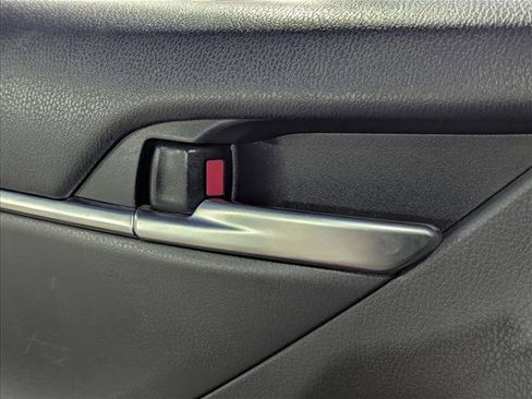 Used 2018 Toyota Camry SE image 3