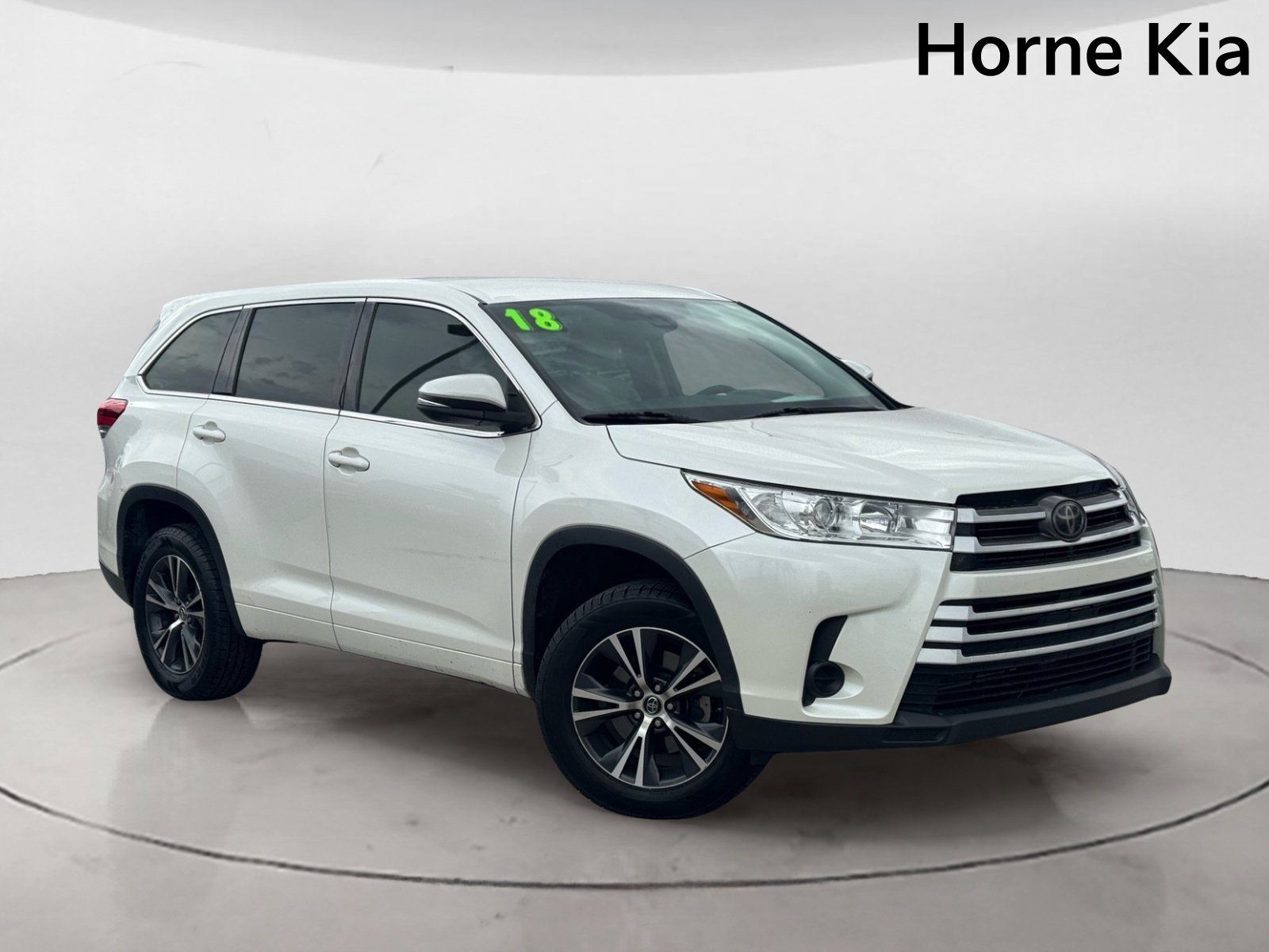 Used 2018 Toyota Highlander LE FWD image 2