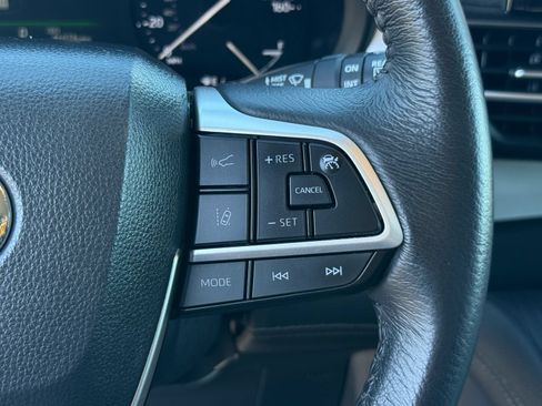 Used 2025 Toyota Sienna XLE FWD image 17