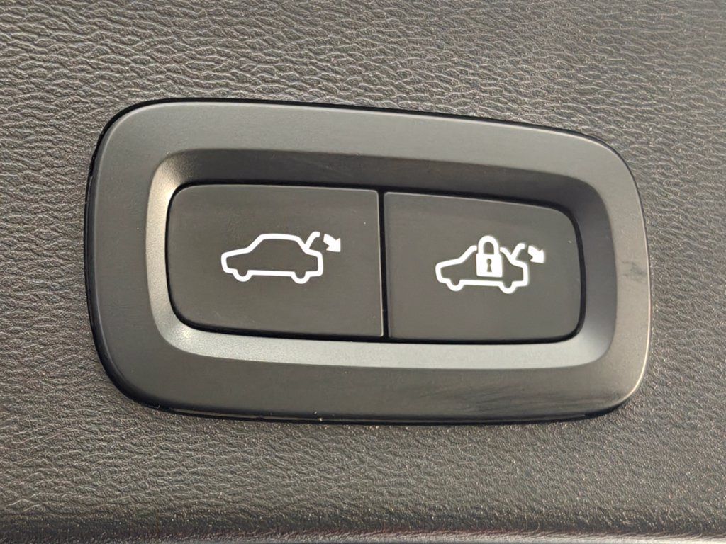 Used 2023 Volvo XC40 B4 Ultimate FWD image 35