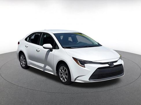 Used 2025 Toyota Corolla LE FWD image 3
